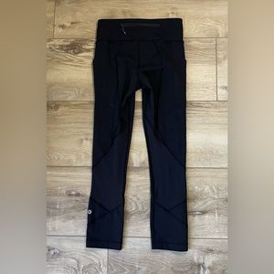 LIKE NEW LULULEMON CROPPED LEGGINGS